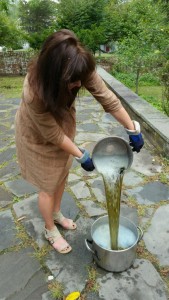 aerating the weld bath by pouring from pot to pot